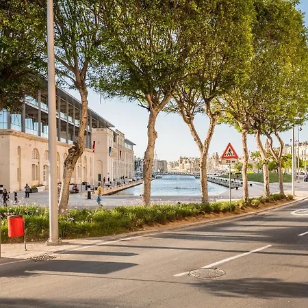 Apartment Seafront Amazing View, 2 Bedroom Flat *