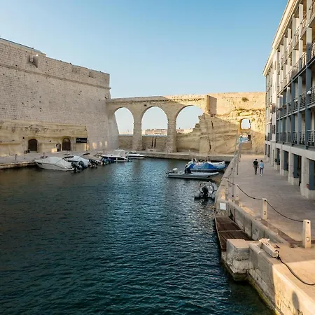 Seafront Amazing View, 2 Bedroom Flat Marsaskala